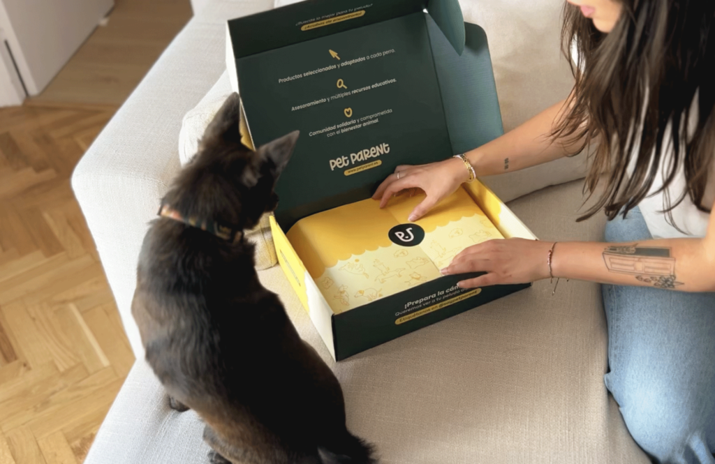 Perro y dueña abriendo caja pet parent